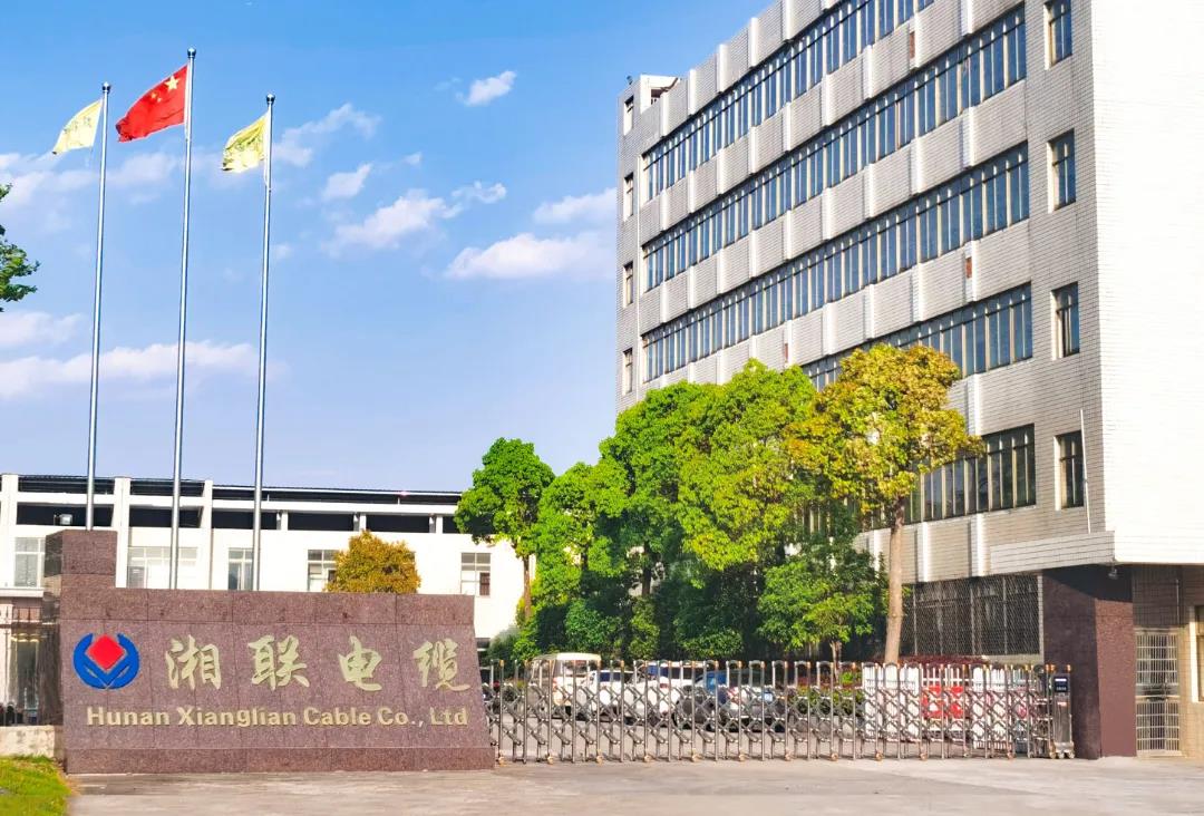 今日小雪，用一組湘聯(lián)小伙伴拍攝的美照來迎接廠區(qū)的冬天！